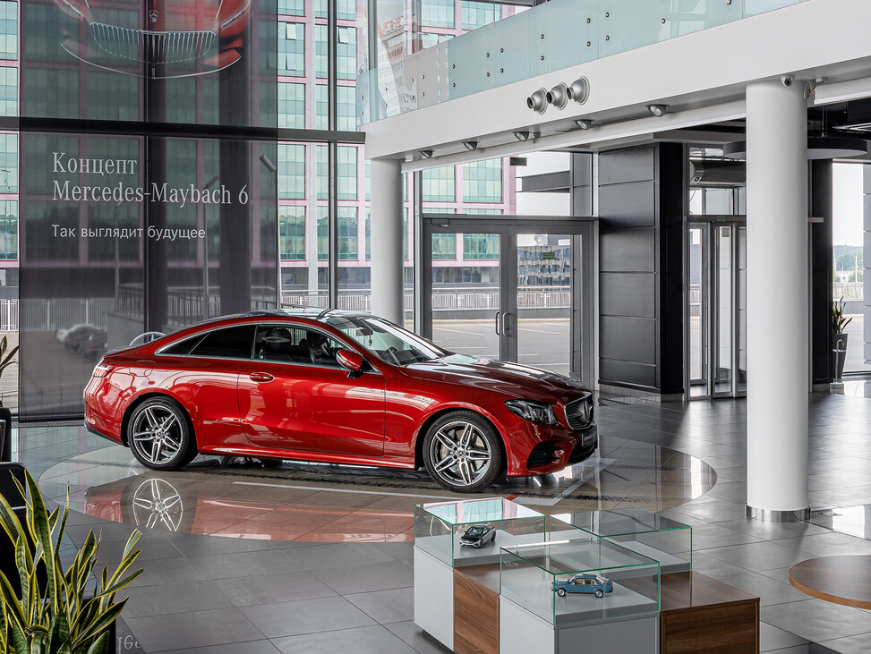 Холл с выствочной моделью авто Mercedes-Benz E-Class Coupe